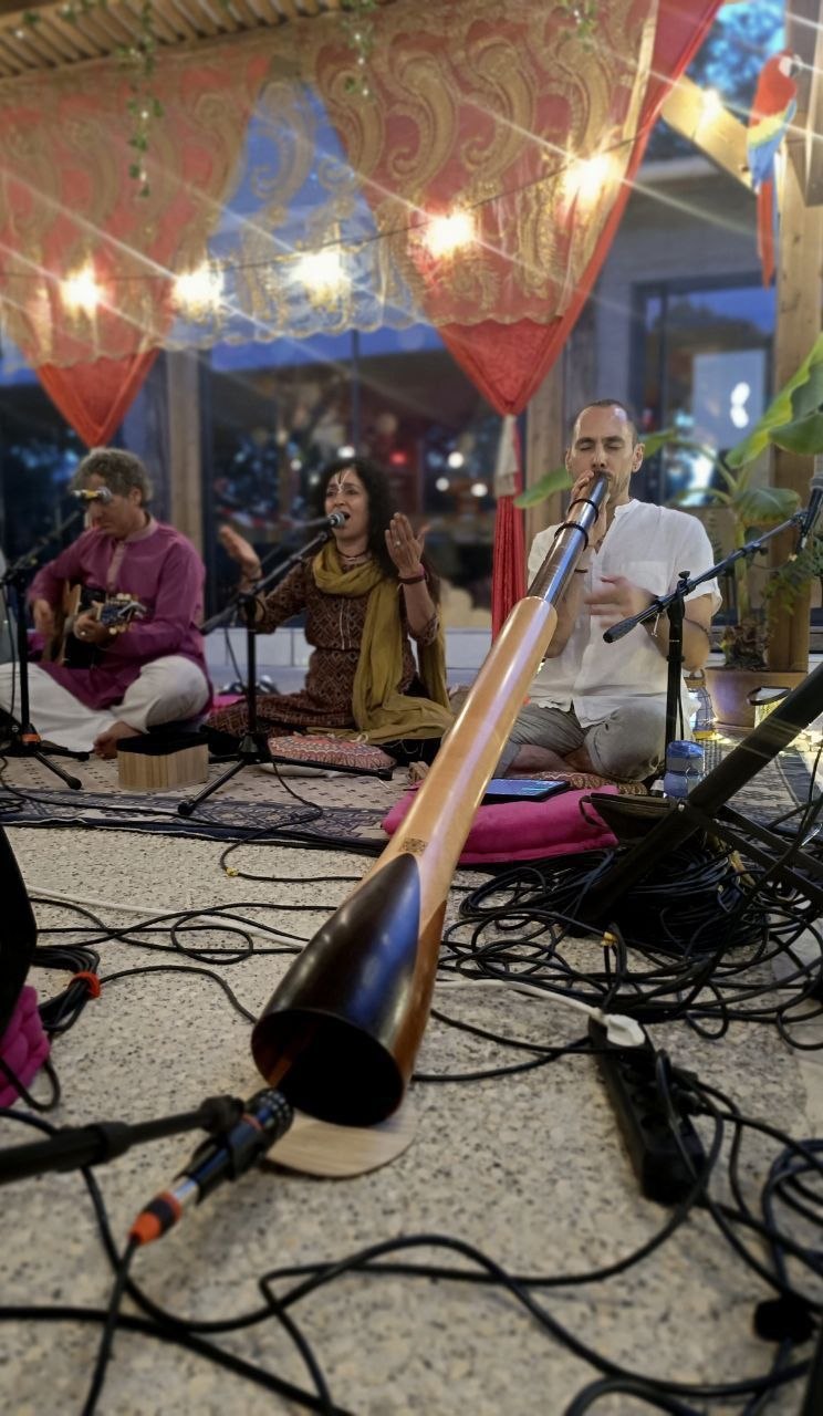 Kirtan : chanteuse, guitariste et joueur de didgeridoo