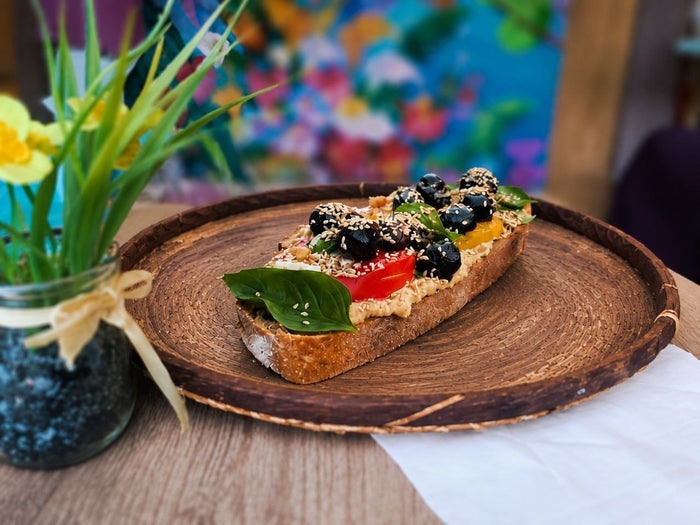 Tartine salée au pain complet, avocat, tomates et jeunes pousses