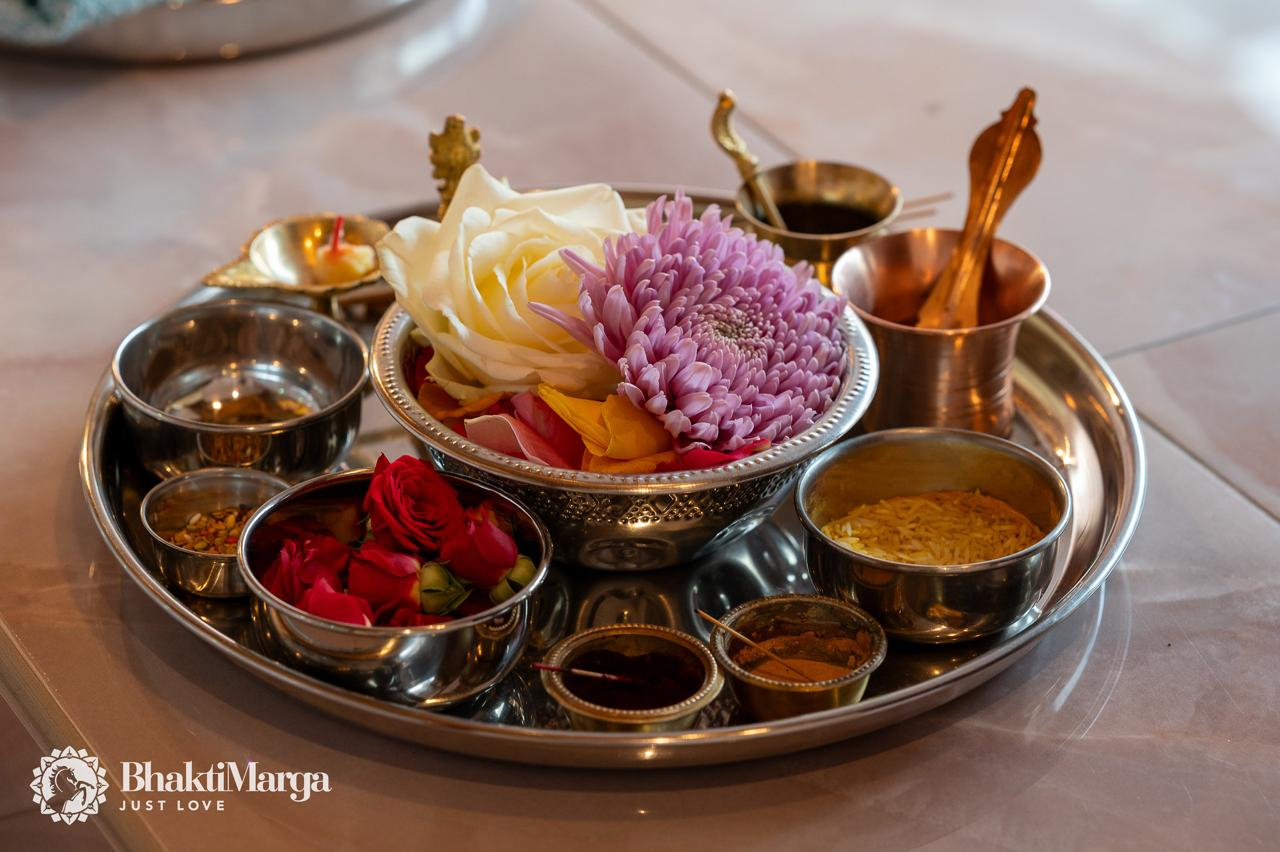 Cours de simple puja avec Madhurigata dasi - 26 juillet 2025